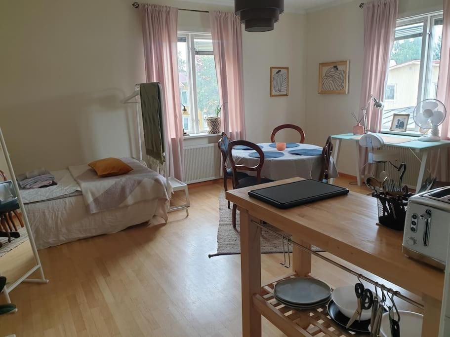Centrala Stan- 2-Rums Gaestsvit, Perfekt Foer Kollegor Som Oenskar Separata Rum Umeå Exterior foto
